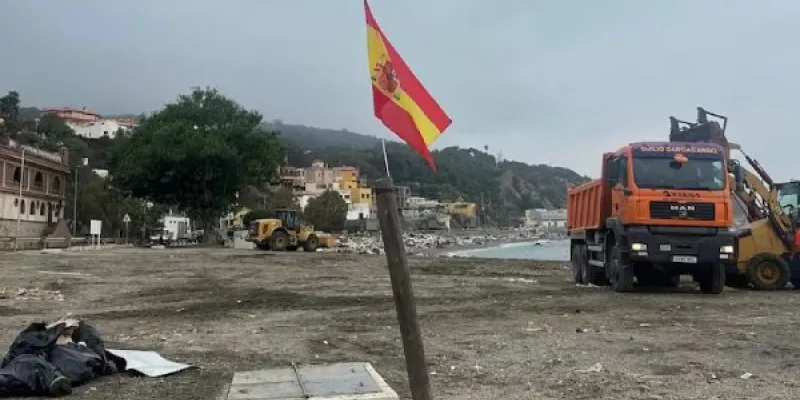 Una bandera de España ondea en la playa del Trampolín en Ceuta