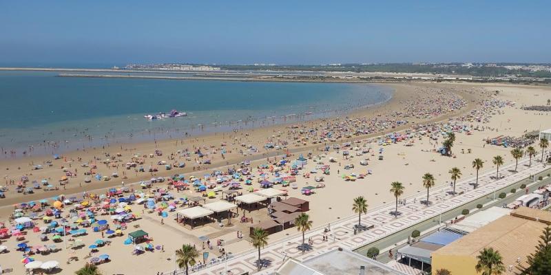 Varias playas andaluzas comienzan a prepararse para el verano de cara al desconfinamiento.