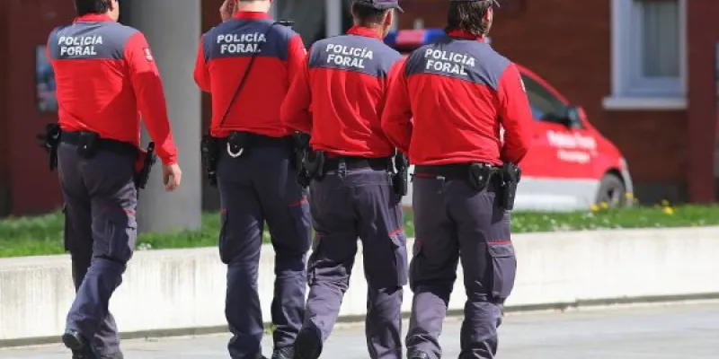 Policía Foral de espaldas