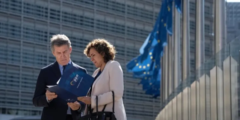 La vicepresidenta portavoz del Grupo del Partido Popular Europeo (PPE) en la Eurocámara, Dolors Montserrat, y el presidente nacional del PP, Alberto Núñez Feijóo 