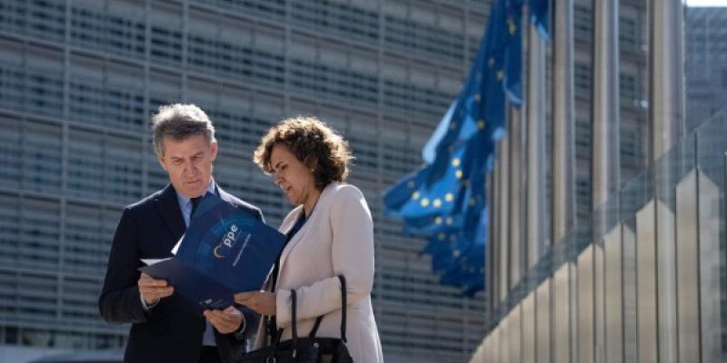 La vicepresidenta portavoz del Grupo del Partido Popular Europeo (PPE) en la Eurocámara, Dolors Montserrat, y el presidente nacional del PP, Alberto Núñez Feijóo 