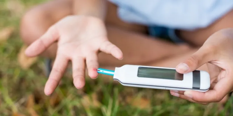 Persona calculando el nivel de glucosa 