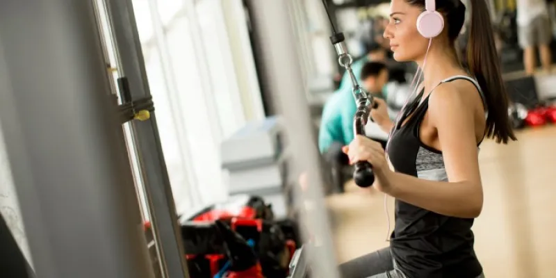 Mujer en el gimnasio