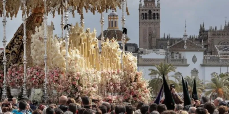 La Esperanza de Triana, a su paso por el puente de Triana, sobre el rio Guadalquivir 