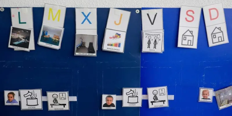 Imágenes de docentes y alumnos en el centro educativo 