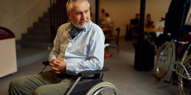 Imagen de un profesor en silla de ruedas/envatoelements Los profesores con discapacidad y los beneficios en las aulas