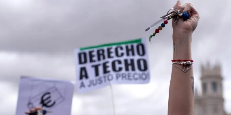 Manos de una persona en la manifestación por la Ley de Vivienda