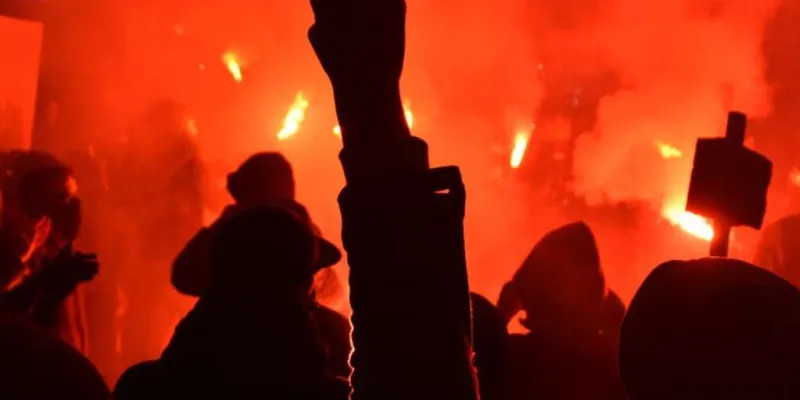 Manifestantes protestan de noche. (archivo)