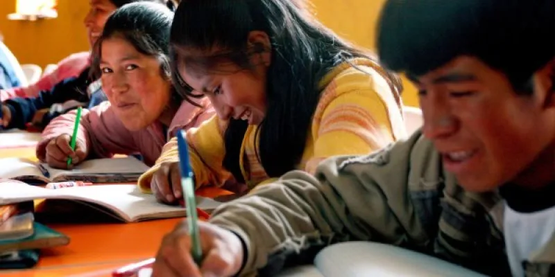 Jóvenes que realizan proyectos sostenibles
