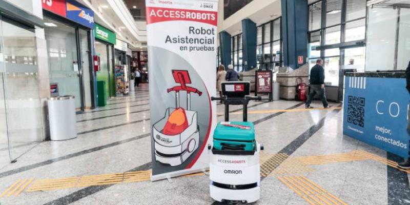 Imagen del robot en la estación de autobuses de Oviedo, durante una sesión de pruebas con usuarios