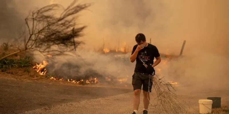 Un vecino del Posada de Valdeón (León), en las inmediaciones del incendio que amenazó su localidad a mediados del pasado mes de agosto. 