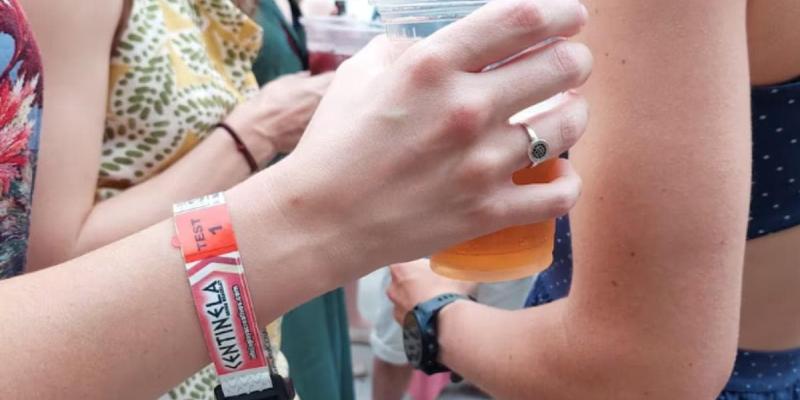 Así es la pulsera centinela para controlar la droga en San Fermín