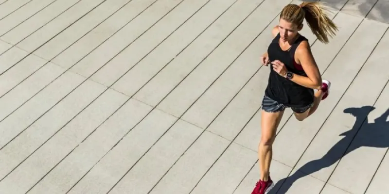Una mujer corriendo
