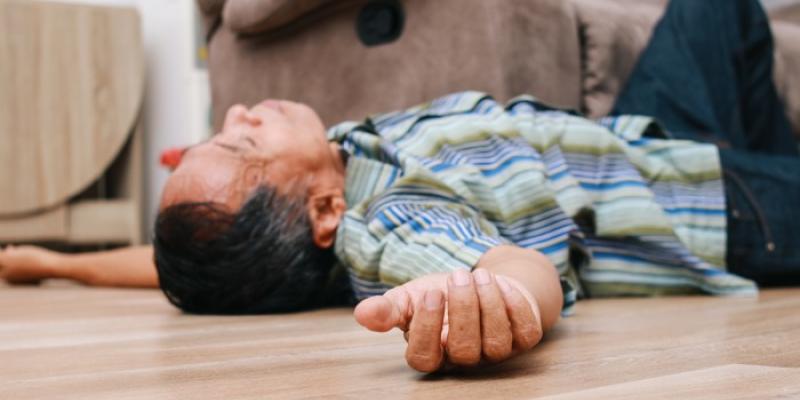 Hombre sufriendo una pérdida de conocimiento