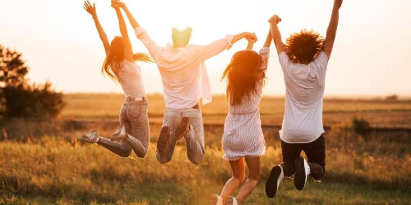 Jóvenes brincan felices en el campo 