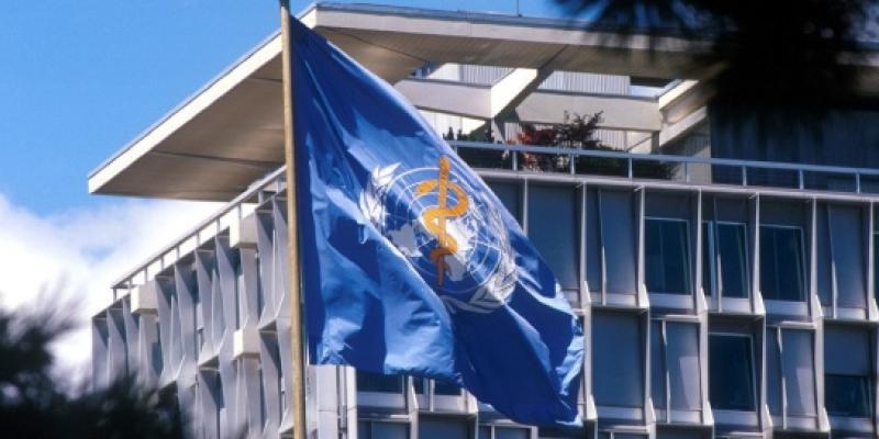 Virot La bandera de la Organización Mundial de la Salud (OMS) de la ONU ondea en su sede en Ginebra, Suiza.