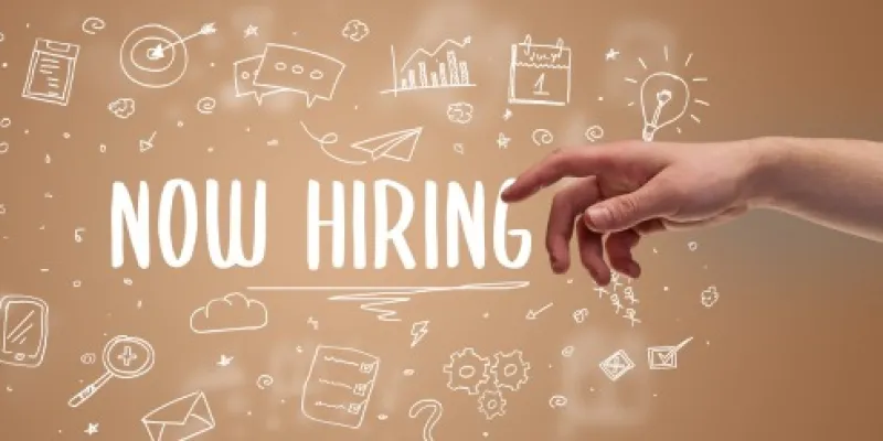 Infografía que muestra la mano de una persona con la frase en inglés: Now Hiring