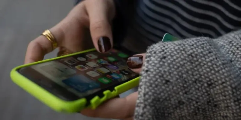 Una persona usa el teléfono móvil