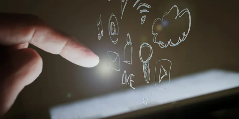Mano de una persona con una tablet