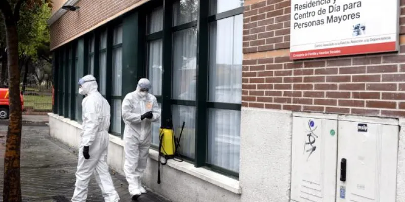 Miembros de la UME en labores sanitarias en residencias de mayores