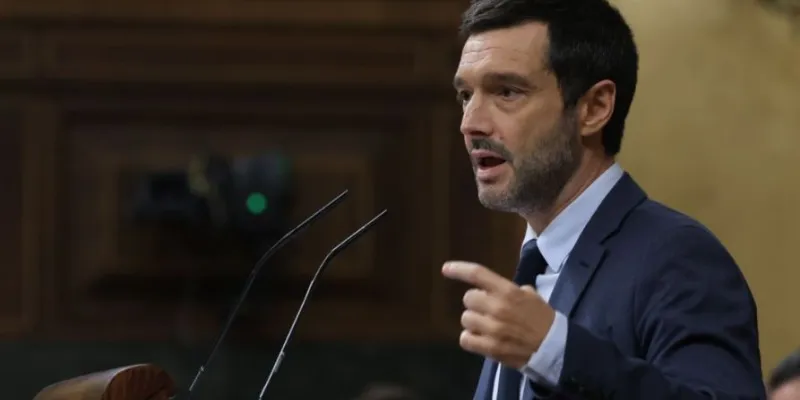El ministro de Derechos Sociales, Pablo Bustinduy, el 16 de septiembre en el Congreso | Foto de Jorge Villa