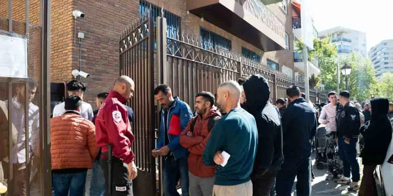 La regularización de migrantes aumenta el empleo en junio