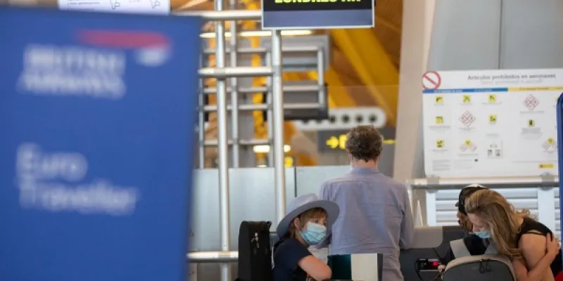 En la foto, pasajeros hacen el ’check in’ en el aeropuerto de Madrid-Barajas para volar a Reino Unido. 