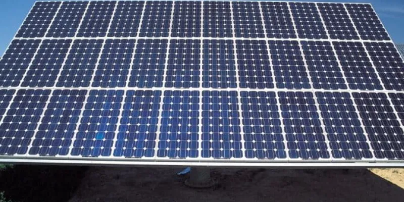 Placa solar que otorga energía renovable/ Reve