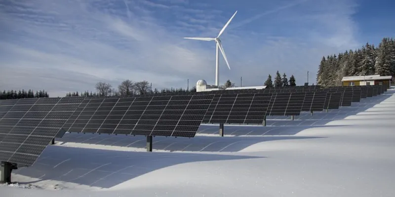 Paneles solares y molino de viento