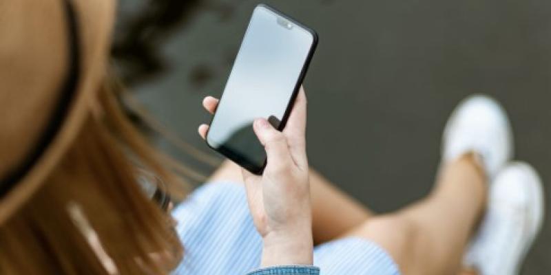 Una chica con su smartphone en la mano