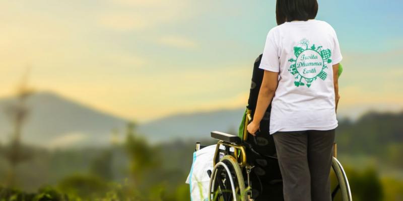 ‘Respiro familiar’ \ AIMP Una persona lleva a otra en silla de ruedas
