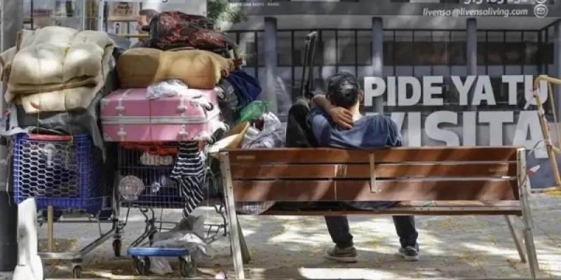 Un joven descansa en un banco. 
