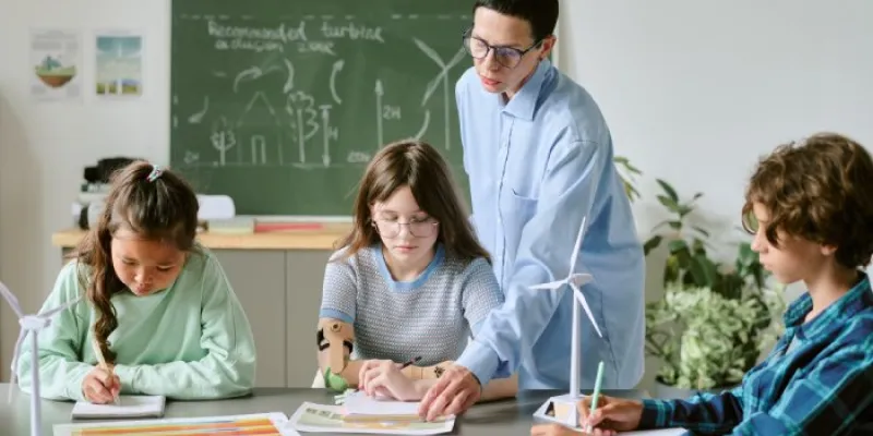 Un profesor revisa los deberes de sus alumnos 