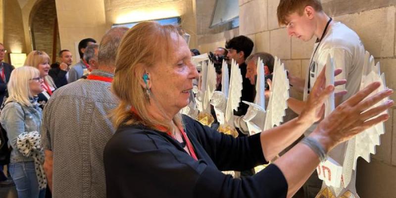 Señora tocando una maqueta en la Sagrada Familia