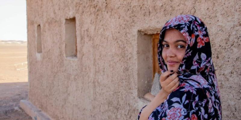 Hendu, de 17 años, en su vivienda en los campamentos de refugiados saharauis.