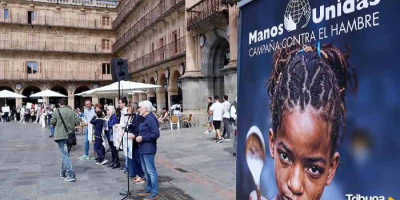 Voluntarios de Manos Unidas durante el 'abrazo' a la Plaza Mayor de Salamanca. 