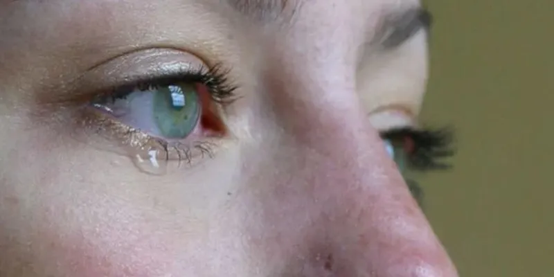 Ojos de una mujer con problemas de salud mental