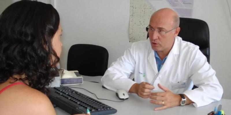 Mujer hablando con el ginecólogo sobre el aborto