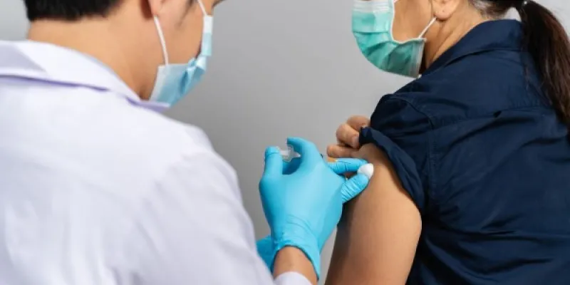 Un profesional sanitario vacuna a un paciente