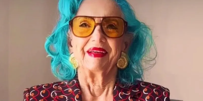 Sara, de 93 años, posa en su casa