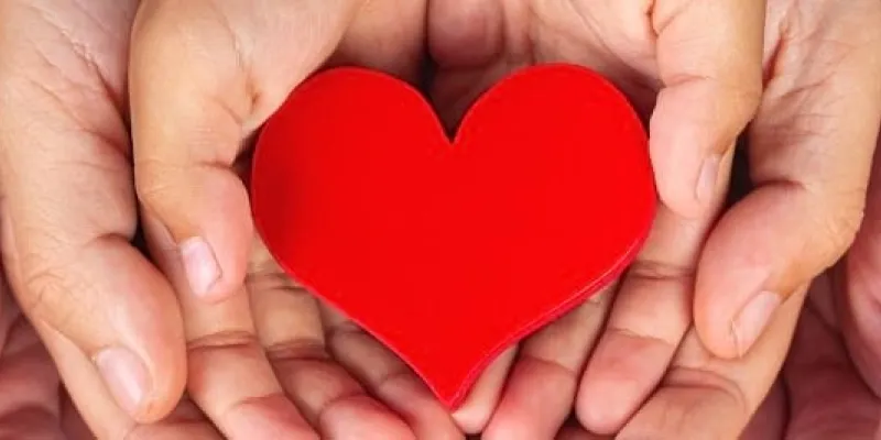 Manos sosteniendo un corazón