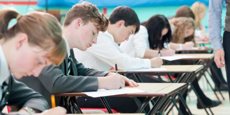 Chicos haciendo el examen de Selectividad