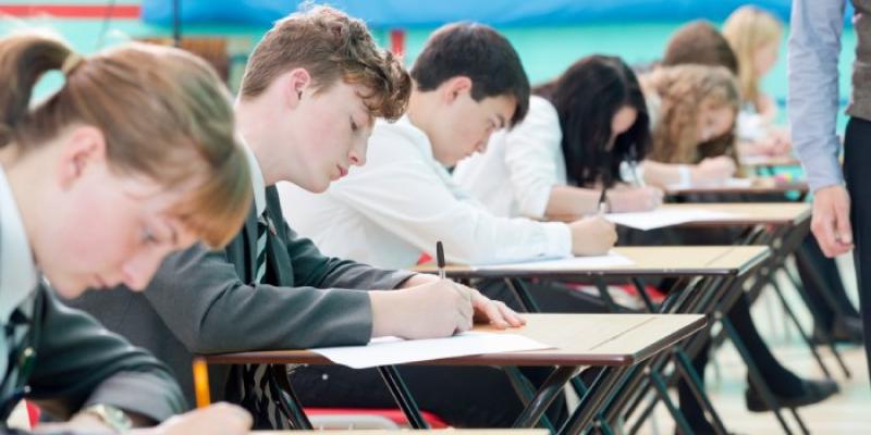 Chicos haciendo el examen de Selectividad