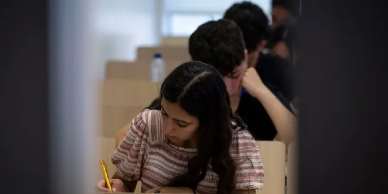 Chica examinándose de Selectividad
