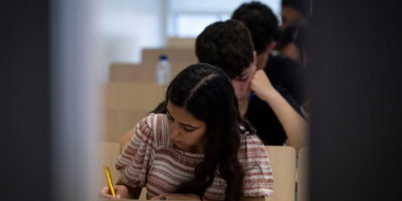 Chica examinándose de Selectividad