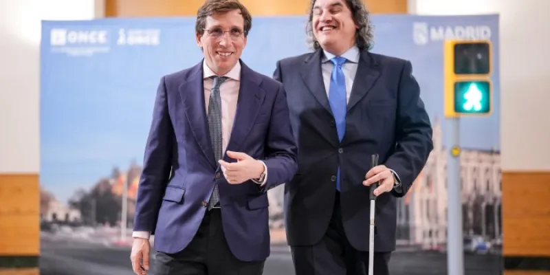 Almeida y Palomares en una demostración del sistema de aviso sonoro 