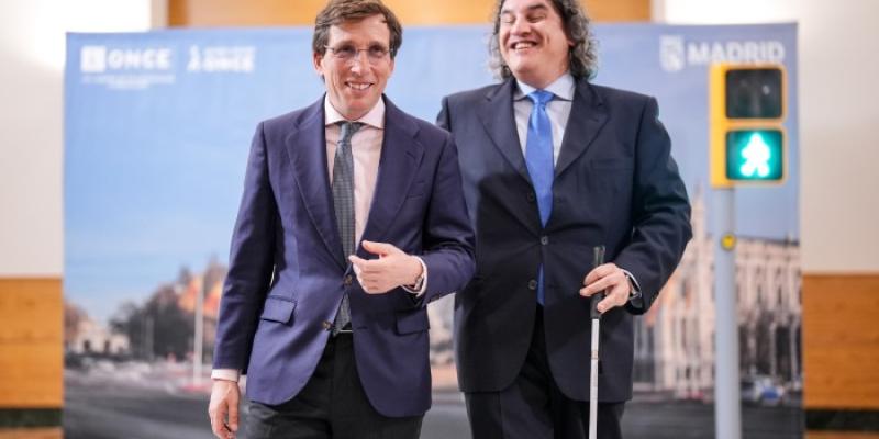Almeida y Palomares en una demostración del sistema de aviso sonoro 