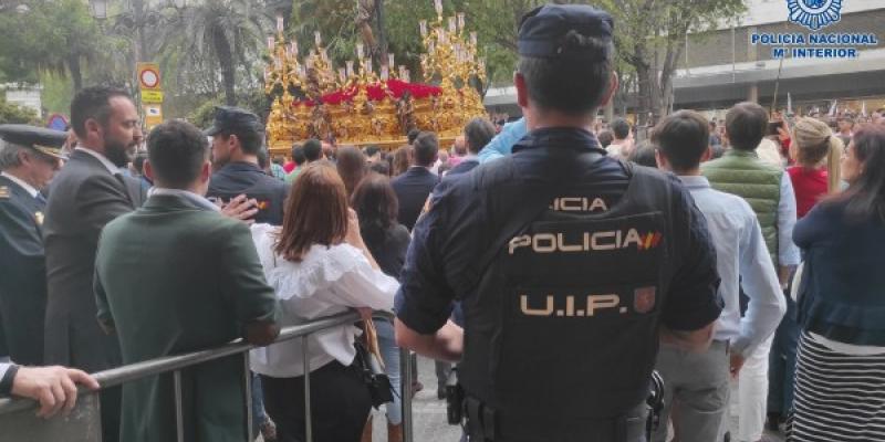 Un agente de la Policía Nacional en la Semana Santa de Sevilla.