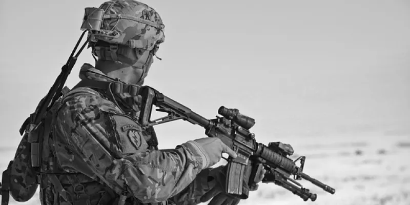 Militar con fusil