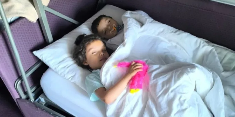 Dos pequeños aprovechando bien su siesta